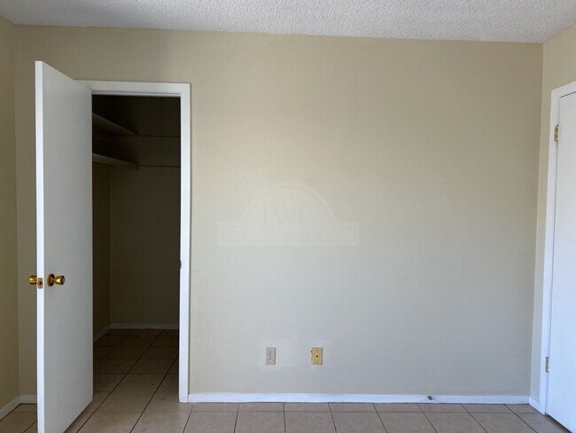 Building Photo - 2207 Cascade Dr