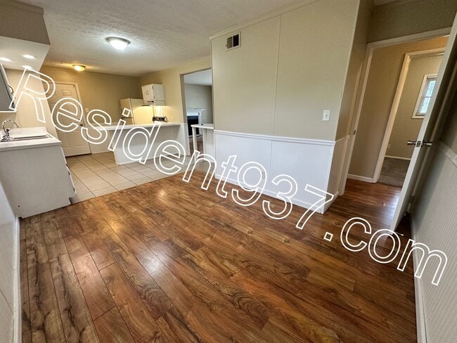Building Photo - 3 Bed 1 Bath Home