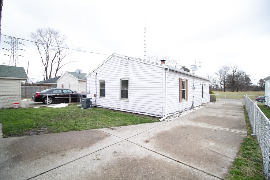 Building Photo - 731 Reineck Dr