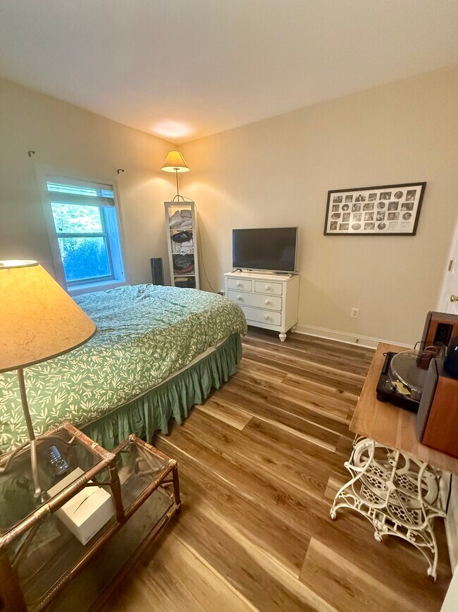 Building Photo - 100 Cottonwood Creek Ln