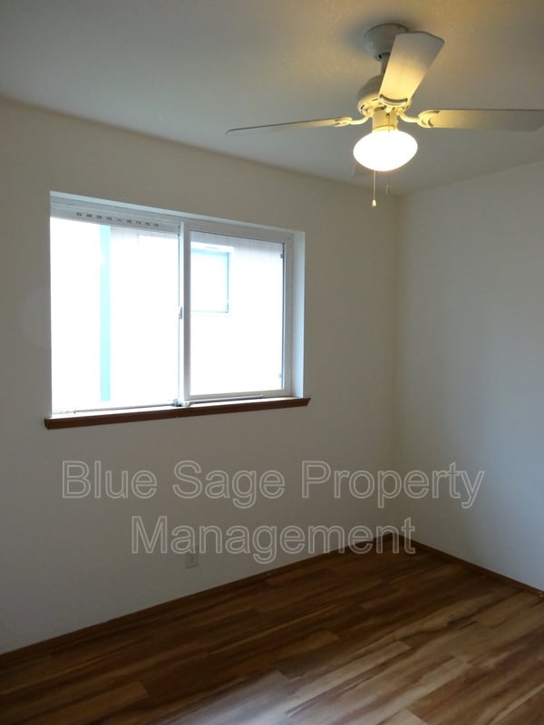 Building Photo - 906 E Bryson Ave