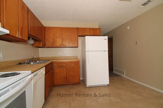 Building Photo - 1604 Cedarhill Dr