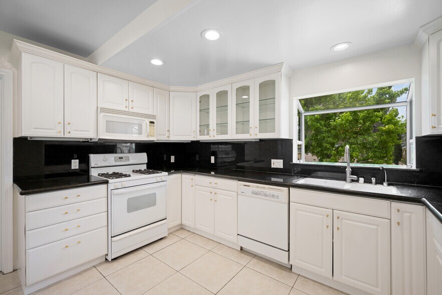 Building Photo - 3805 Los Olivos Ln