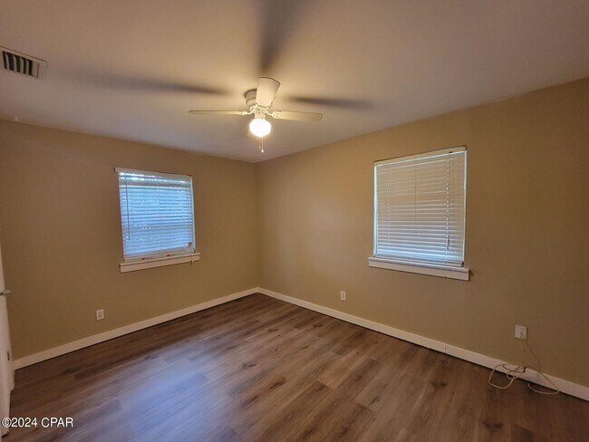 Building Photo - 1710 Chestnut Ave