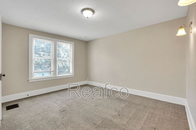 Building Photo - 463 Reinhard Ave