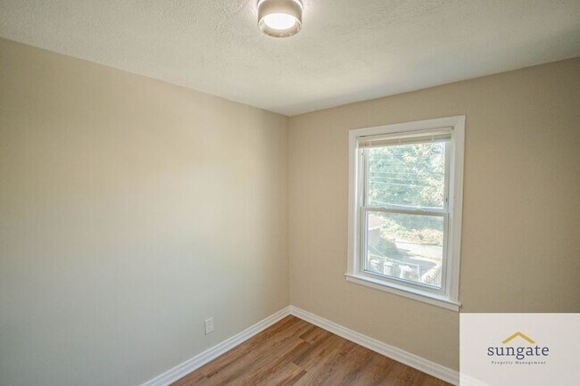 Building Photo - 5318 Patrick Henry Dr