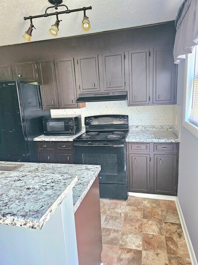 Building Photo - 975 Surry Ln