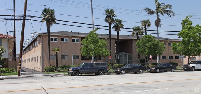 Building - 12447-12457 Paramount Blvd