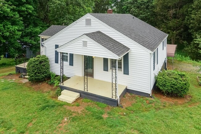 Building Photo - Three Bedroom Single Family Home!