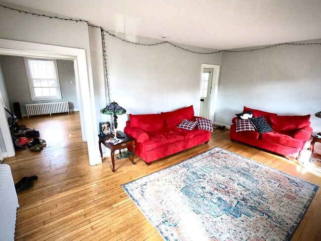 Building Photo - 8/1 Fantastic Location. Fenced Yard. 4 bed 2 bath. Porch. Hardwood. Close to CMU