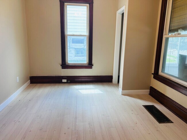 Building Photo - 440 Winona St