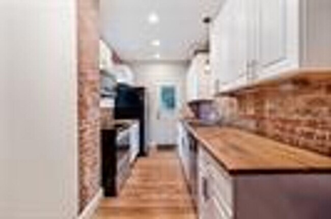 Building Photo - 516 Borland St