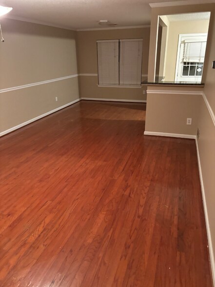 Building Photo - 415 Plantain Ct