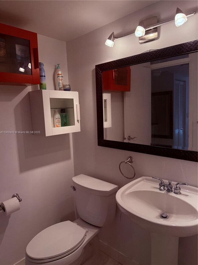 Building Photo - 3475 N Country Club Dr