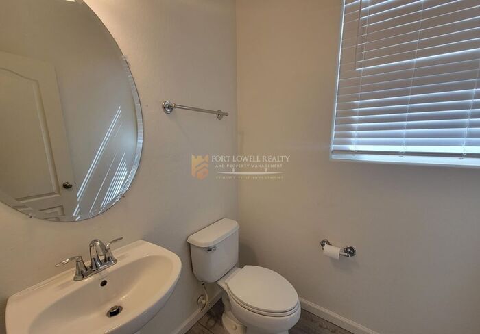 Building Photo - 7226 S 48th Glen