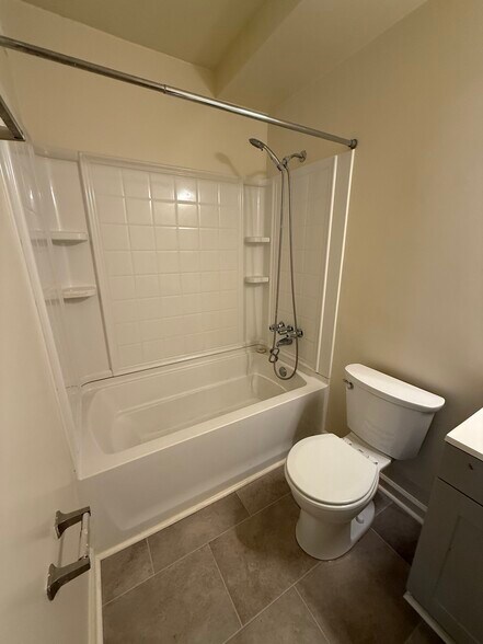 Building Photo - 586 Franklin St