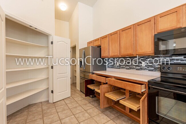 Building Photo - 4 Bedroom / 2 Bathroom Home