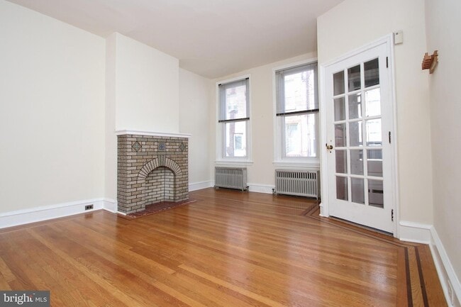 Building Photo - 832 Mercer St