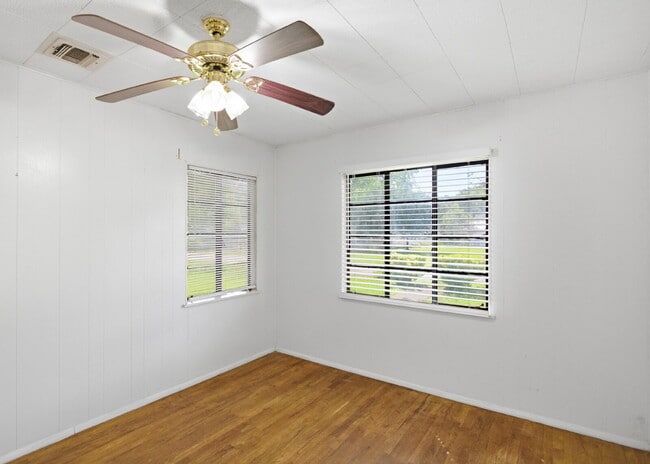 Building Photo - "Charming 2-Bedroom Retreat with Full Bath in the Heart of Castroville!"