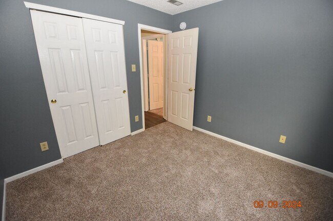 Building Photo - 3 Bedroom, 2 Full Bath Home in Greenfield