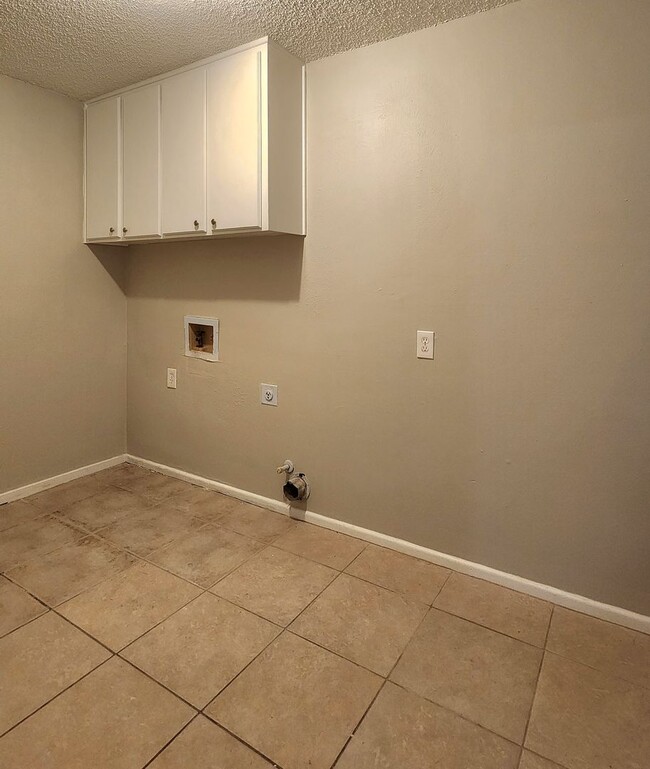 Building Photo - FOR LEASE -  4 BEDROOM HOME - NORTH LUBBOCK