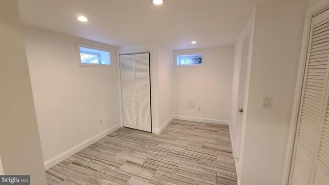 Building Photo - 417 Burbank St SE