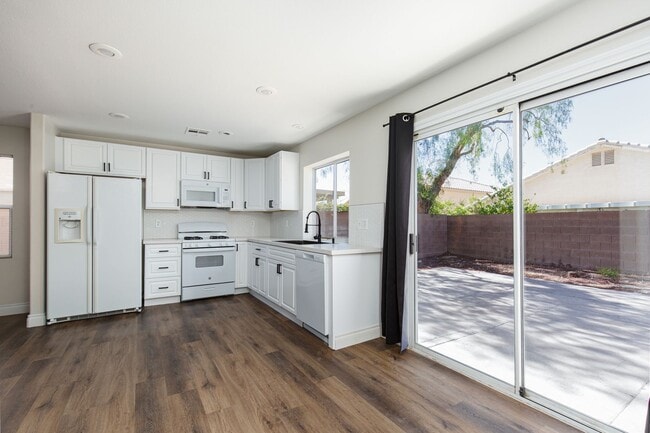 Building Photo - Recently renovated 4 br home in the Southwest