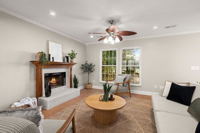 Building Photo - 2028 Wild Flower Ln