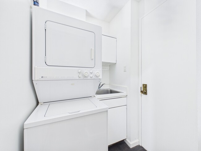 Building Photo - 5001 Woodway Dr