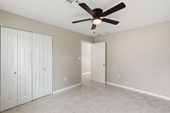 Building Photo - Bright, Fresh & Pet-Friendly — 3BR Retreat Minutes from U of A