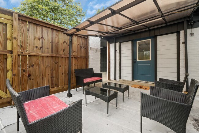 Building Photo - 11103 Greenwillow Dr