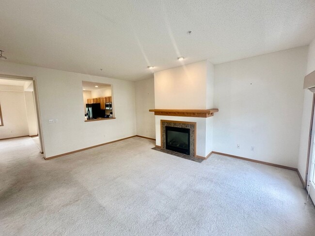 Building Photo - Gorgeous X-Large 4 Bedroom Townhome in Maplewood!