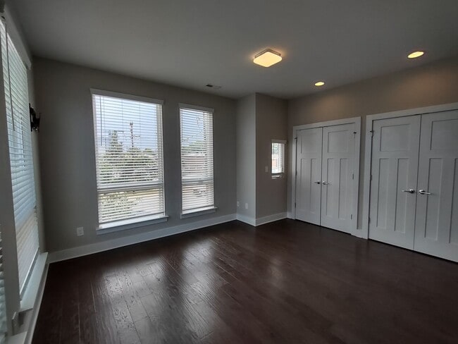 Building Photo - Pristine, move in ready Townhome located i...