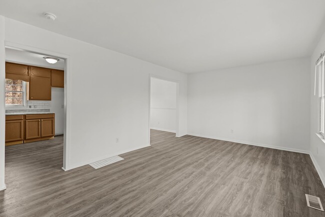 Building Photo - Newly Renovated 4 Bedroom 2 Bath Home Avai...