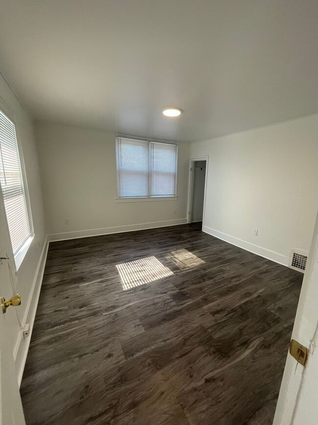 Building Photo - Spacious 5-Bedroom Home Near EMU