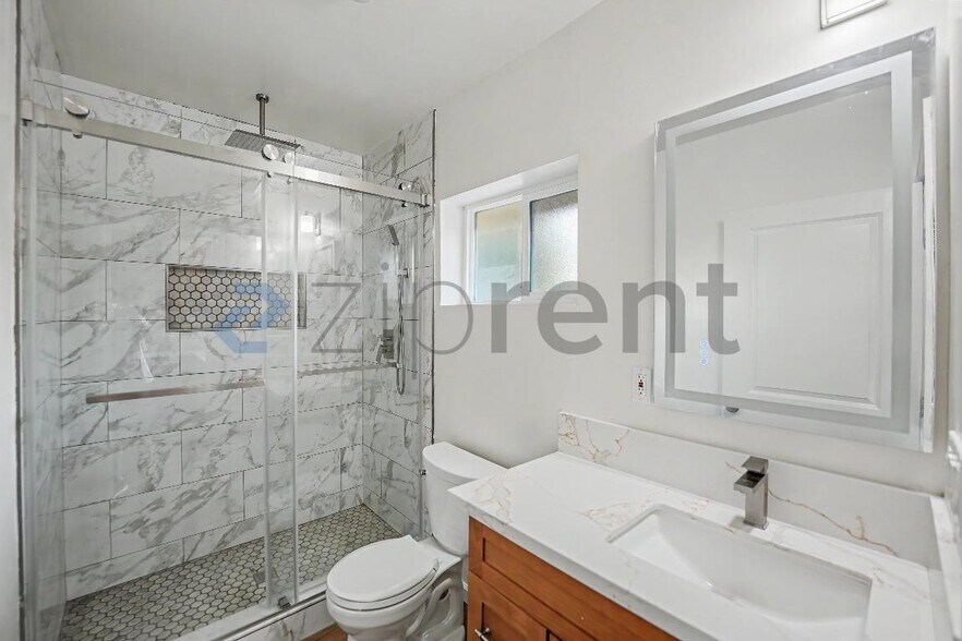 Building Photo - Unit A