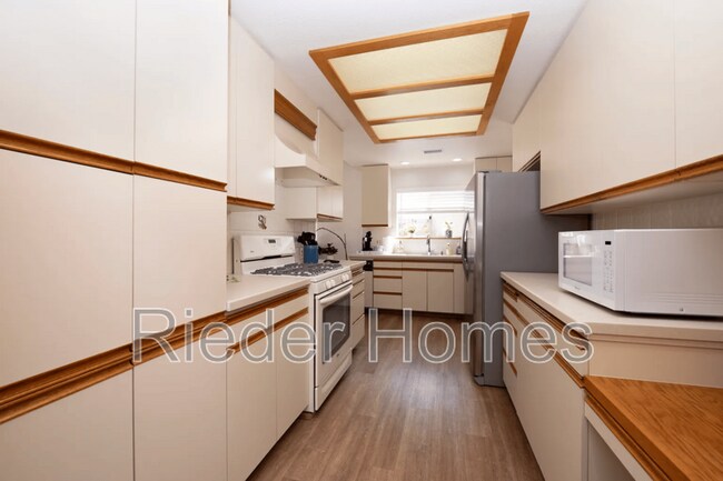 Building Photo - 1606 Hackamore Rd