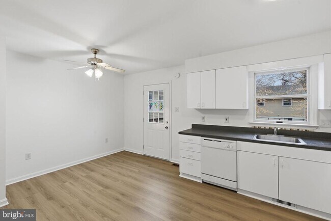 Building Photo - 4904 Hollywood Rd