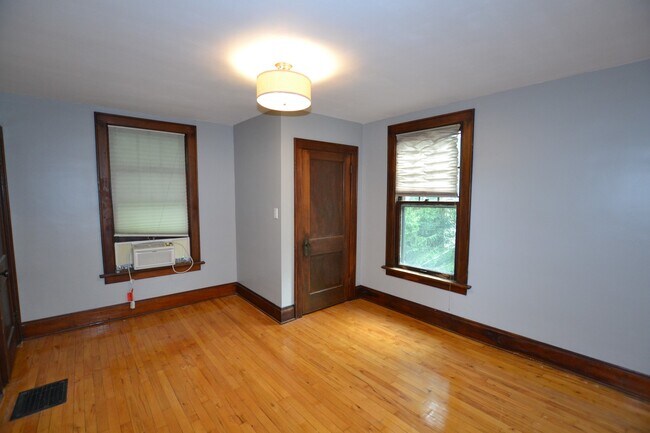 Building Photo - Beautiful woodwork in this incredible Clin...