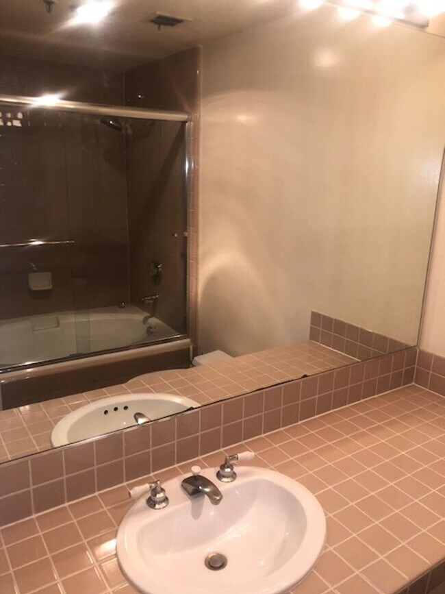 Building Photo - Large 1 bedroom 1 bath in Luxury High Rise...