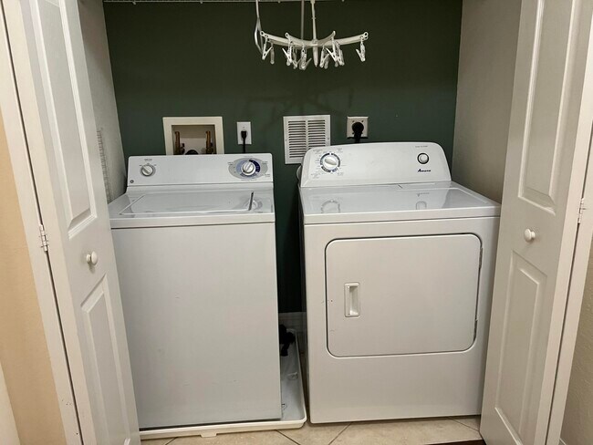 Building Photo - 4991 Bonsai Cir