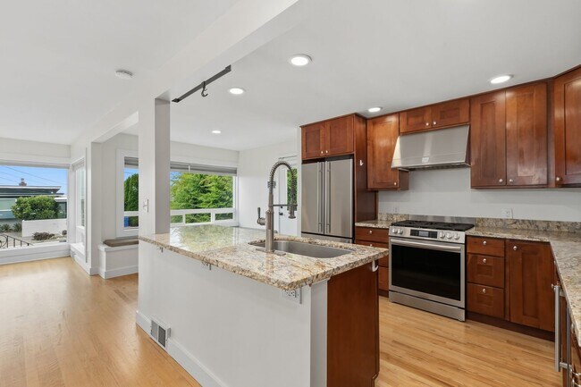 Building Photo - 5306 Beach Dr SW