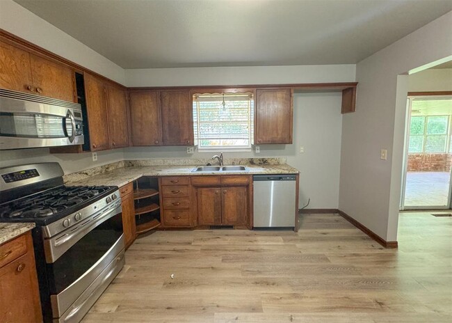 Building Photo - 345 Travis Cir