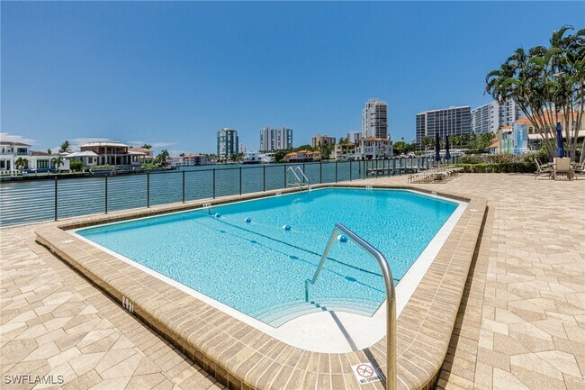 Building Photo - 250 Park Shore Dr