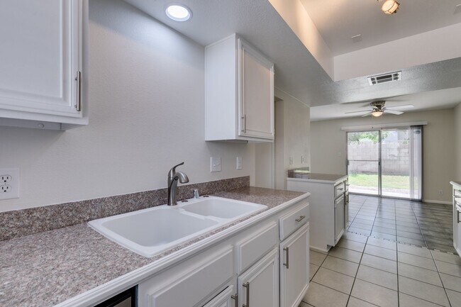 Building Photo - 2 Bedroom Townhome with 2 car attached garage in Henderson