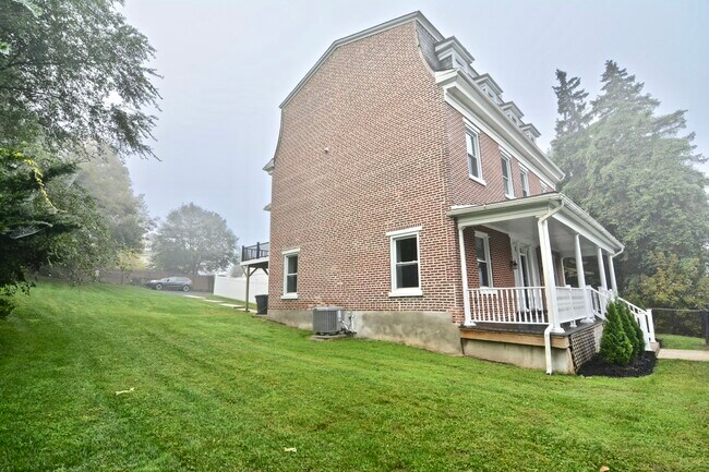 Building Photo - 147 Lachenour Ave
