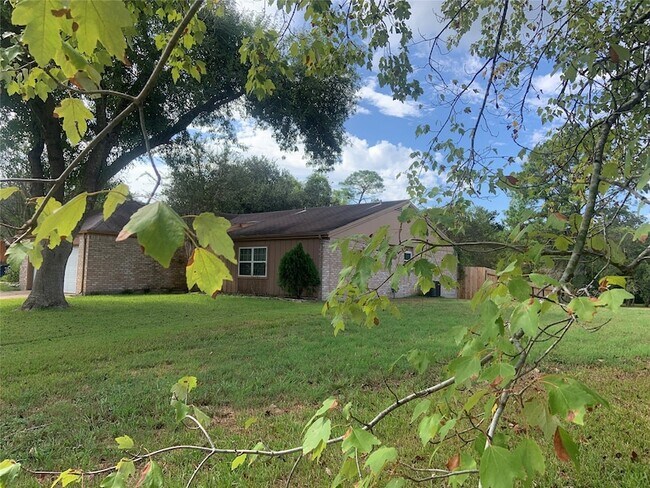 Building Photo - 16618 Oxnard Ln
