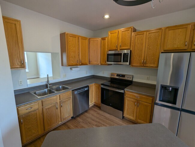 Building Photo - Renovated Townhouse in Frederick ready for...