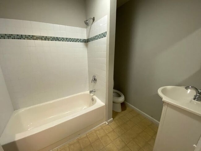 Building Photo - The Perfect 1 Bedroom is Ready For You!