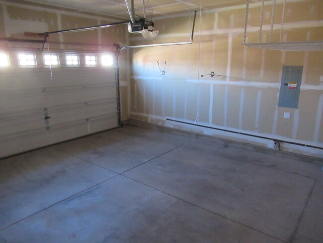 Building Photo - 8007 Briarthorn Ln